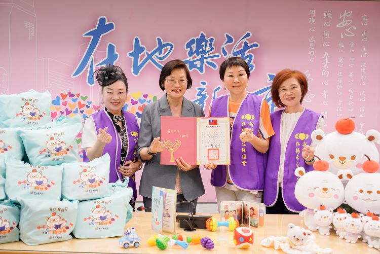 《圖說》社會局長李美珍代表侯友宜市長回贈感謝狀給,弘揚孝道促進會理事長阮虔南,右1為輔導會長鄭玉廷,左1為副會長陳貞良。〈社會局提供〉