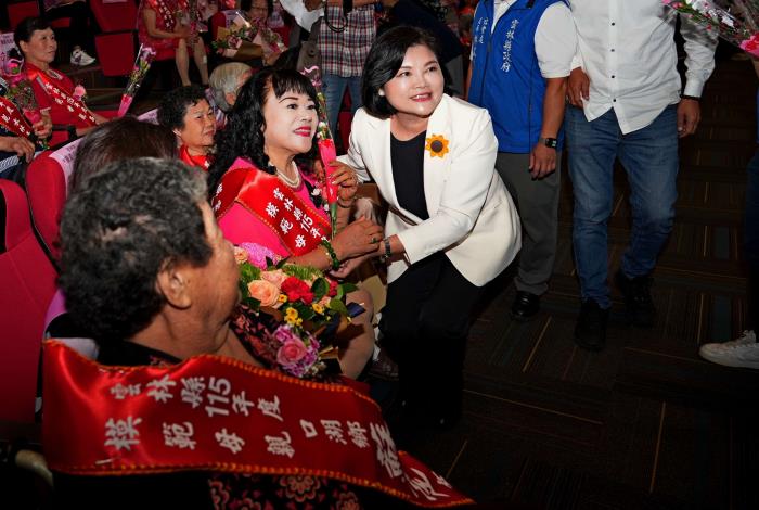 縣長張麗善送康乃馨祝福模範母親。