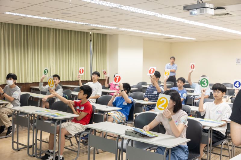《圖說》參賽選手專注答題。〈環保局提供〉