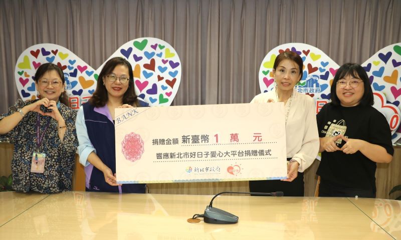 《圖說》全國數位有限電視由行政處主任陳秋燕(右2)代表公司捐贈一萬元,做為親屬安置計畫專用,由社會局專委林秀穗(左2)代表受贈。右1為中華民國兒童人權協會督導羅麗鈴。〈社會局提供〉