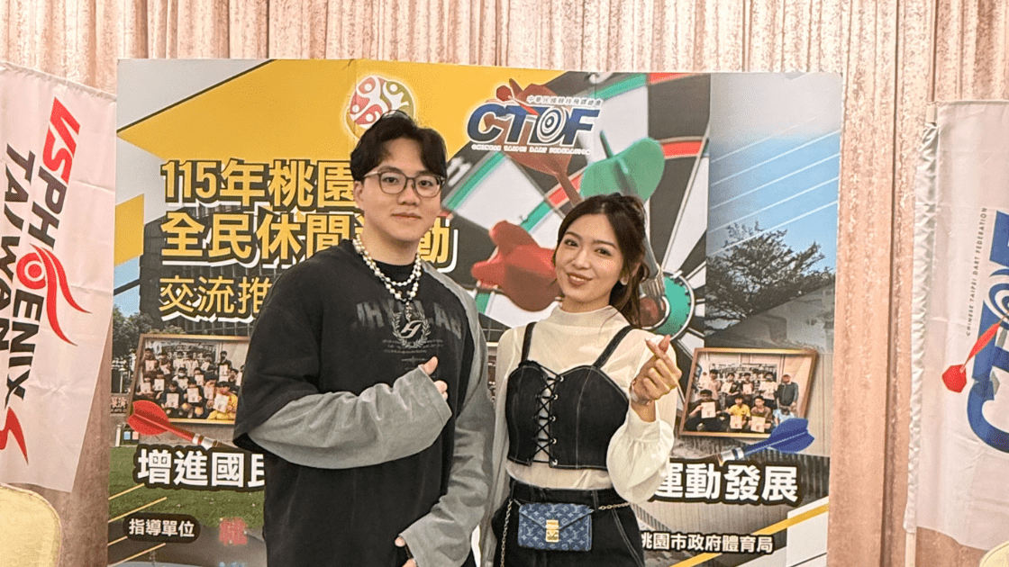 宏林跨媒體行銷長程品恆(左)與推廣大使劉倩妏(右)合影,親臨賽事現場展現飛鏢運動跨越年齡與性別的迷人魅力。