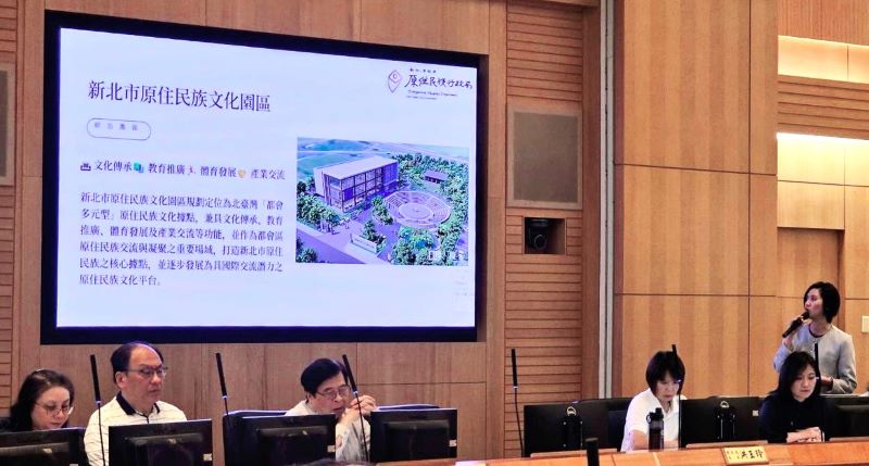 《圖說》原民局長Siku Yaway林瑋茜(右)說明,原民局目前正積極規畫打造新北市原住民族文化園區成為北台灣最大的原住民族文化據點。〈原民局提供〉
