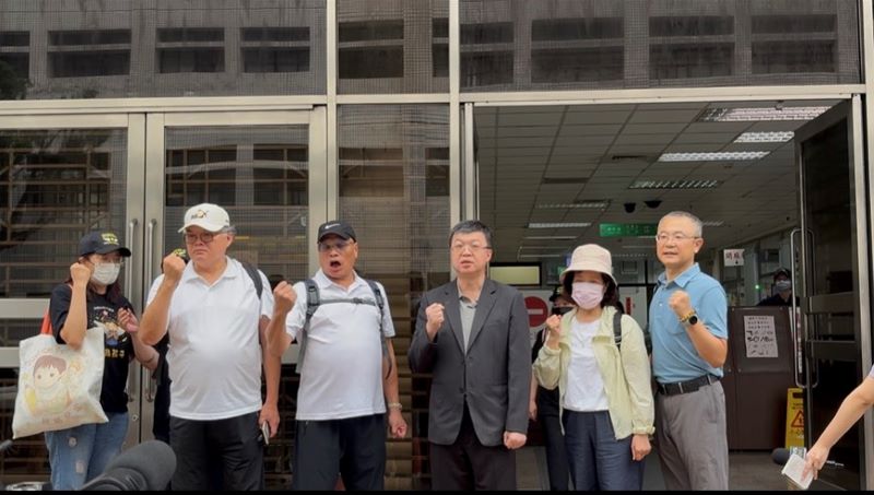 《圖說》土城分局同仁陪同家屬前往台灣高等法院參與案件二審庭訊,以實際行動展現警察團隊對家屬的支持與關懷。〈土城分局提供〉