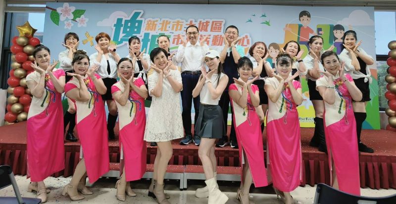 《圖說》市長侯友宜與來賓合影。〈民政局提供〉