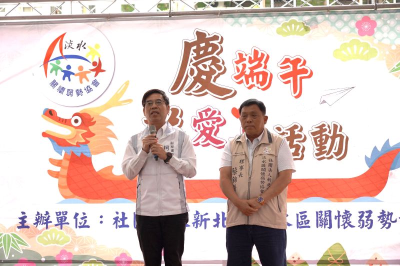 《圖說》新北市府副秘書長柯慶忠感謝各界善心致力照顧弱勢,並送上節日祝福。〈社會局提供〉