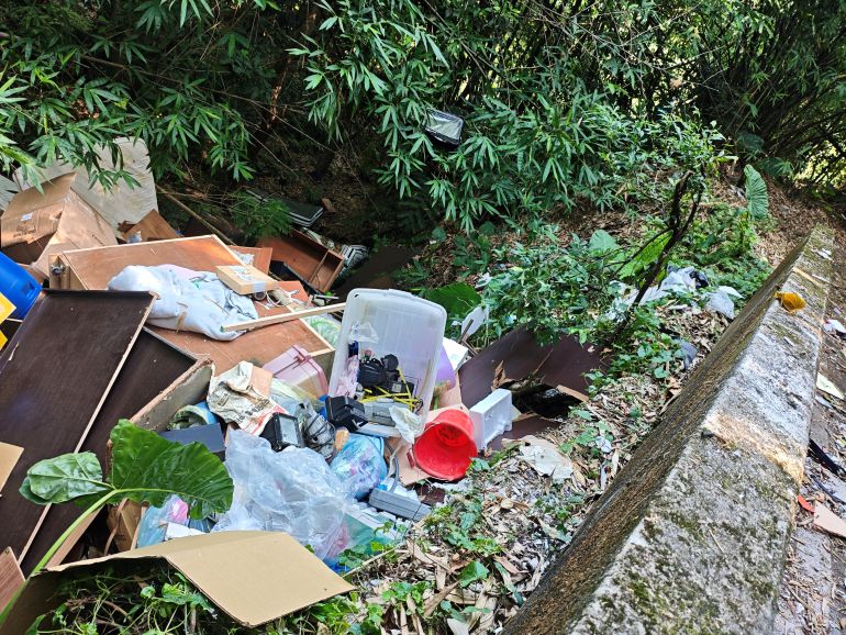 《圖說》業者將廢棄物載往新北市偏僻山區傾倒。〈環保局提供〉