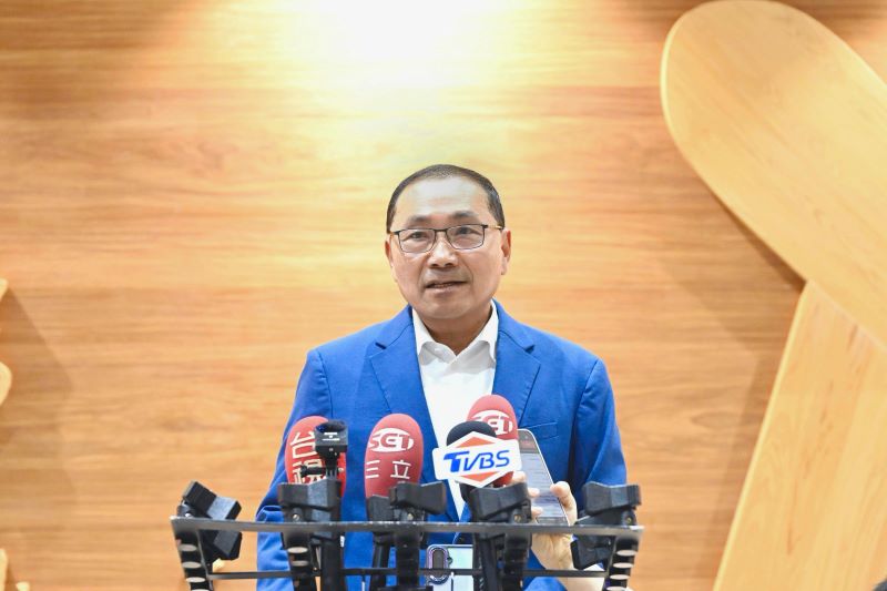 《圖說》侯友宜返抵國門於桃園國際機場第二航廈入境大廳受訪。〈新聞局提供〉