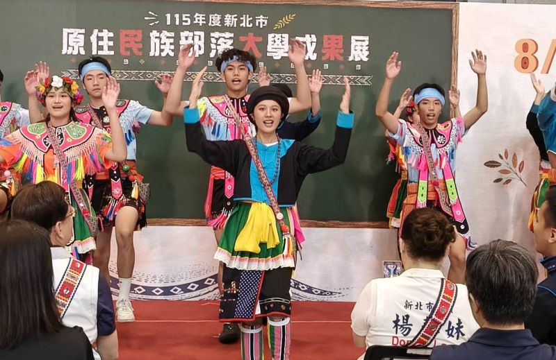 《圖說》原民熱情舞蹈為部落大學成果展揭開序幕。〈記者葉柏成攝〉