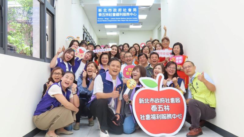 《圖說》侯友宜市長前往泰五林社會福利服務中心及泰山義學小型作業所,親切與學員們互動手作,並感謝第一線社工的付出。〈民政局提供〉