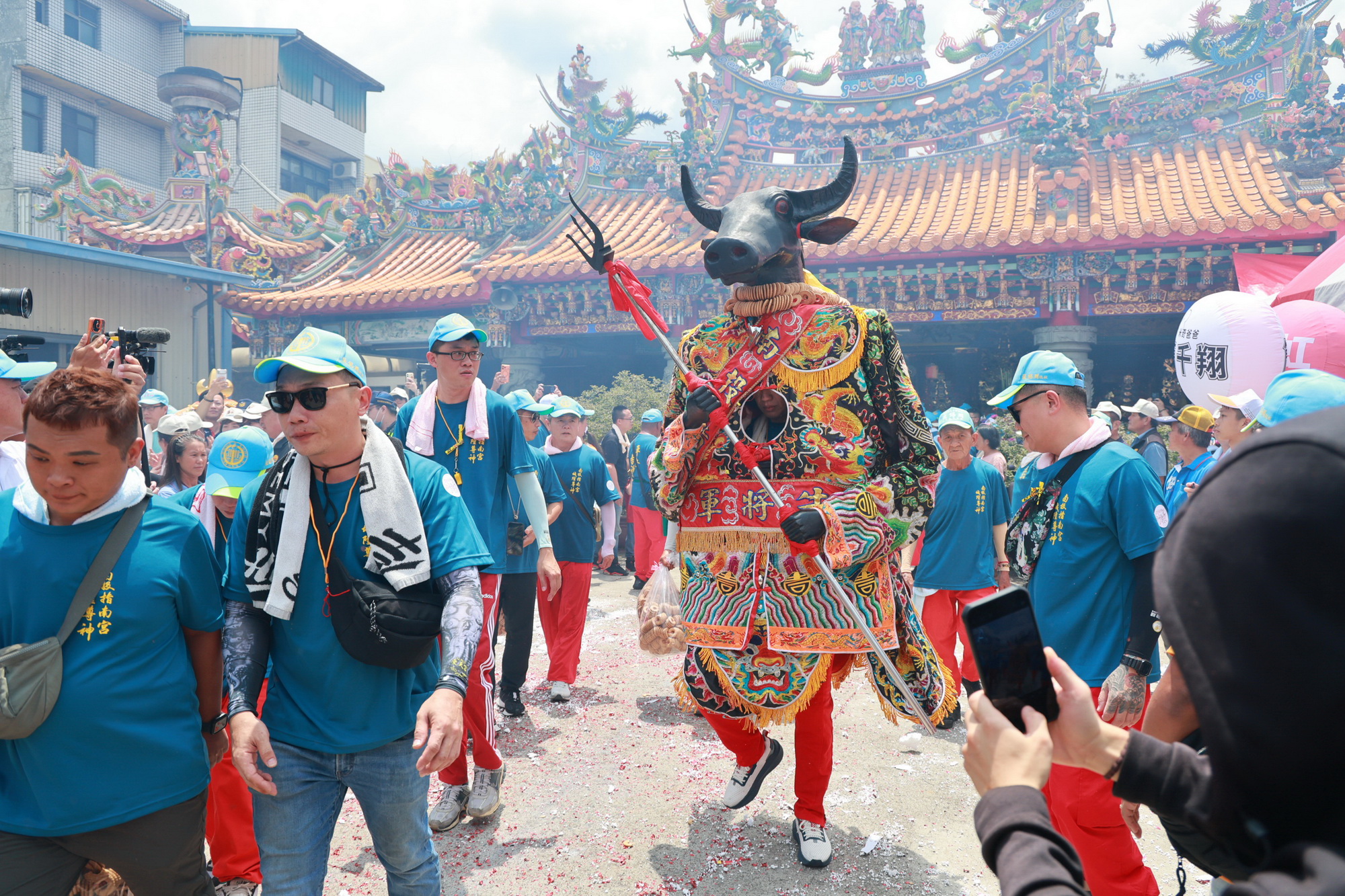 相關圖片2-南投指南宮城隍爺聖誕遶境祈安  許縣長點起馬炮祈福