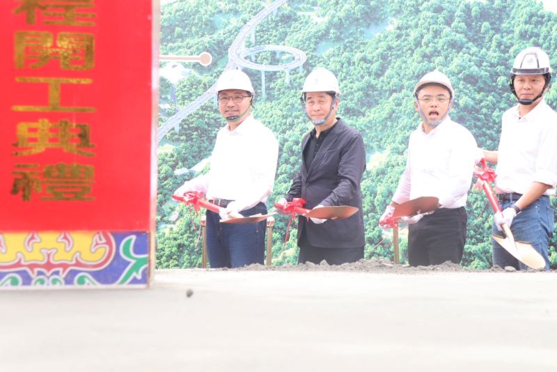 《圖說》侯友宜市長(左一)主持市道105線高架環橋動土典禮,與朱惕之副市長(右一)、洪孟楷立法委員共同執鏟奠基。〈工務局提供〉