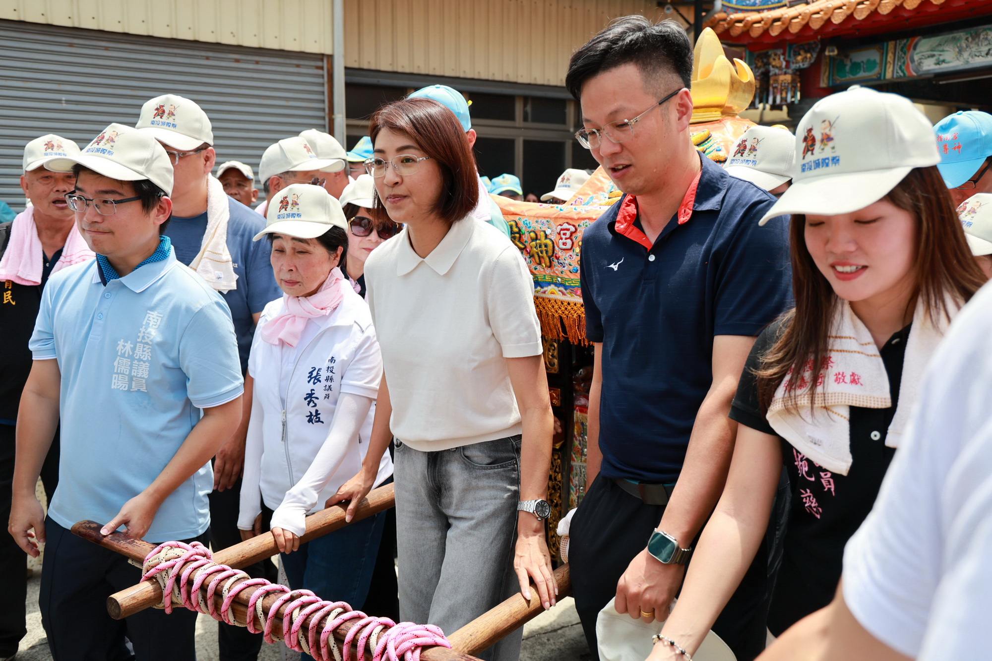 相關圖片1-南投指南宮城隍爺聖誕遶境祈安  許縣長點起馬炮祈福