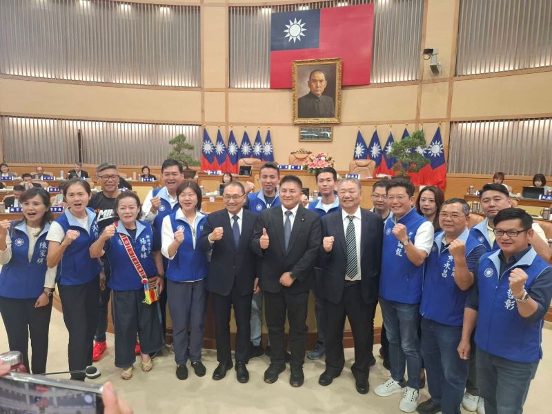 《圖說》新北市議會國民黨團今日與國民黨宜蘭縣長參選人吳宗憲會面,黨團正式表態支持吳宗憲角逐宜蘭縣長,前排右四議長蔣根煌。〈新北市議會國民黨團提供〉