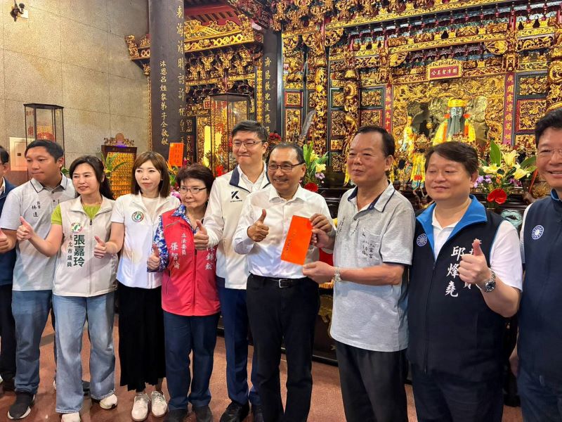 《圖說》侯友宜市長前往中和廣濟宮參香，祈求地方平安，軌道建設工程順利。〈民政局提供〉