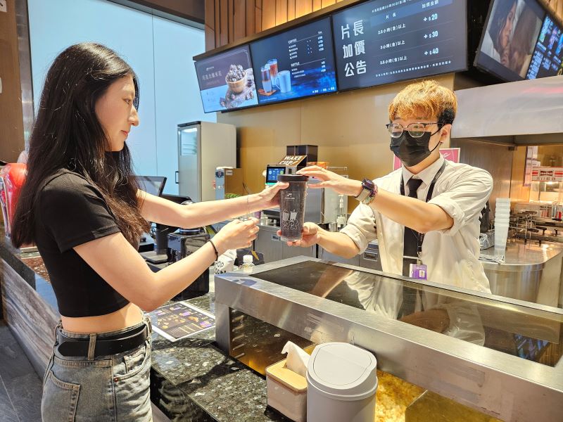 《圖說》新北市樹林店及土城店秀泰影城即日起至9月底每個週末影城內販售之飲料全面採用循環杯盛裝。〈環保局提供〉
