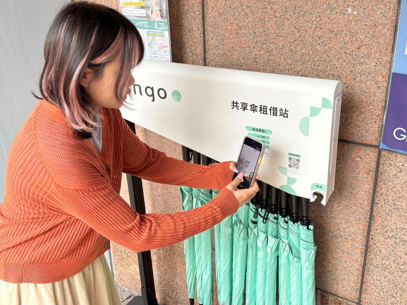 《圖說》使用共享傘服務,僅須下載App註冊並掃描機台QR Code,即可快速完成借傘手續。〈青年局提供〉