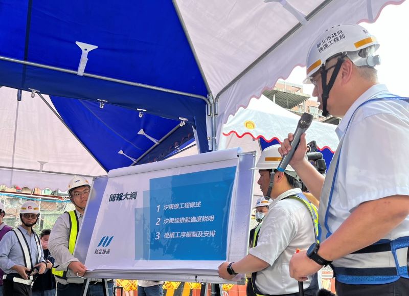 《圖說》新北捷運副局長王益翔簡報說明。〈捷運局提供〉