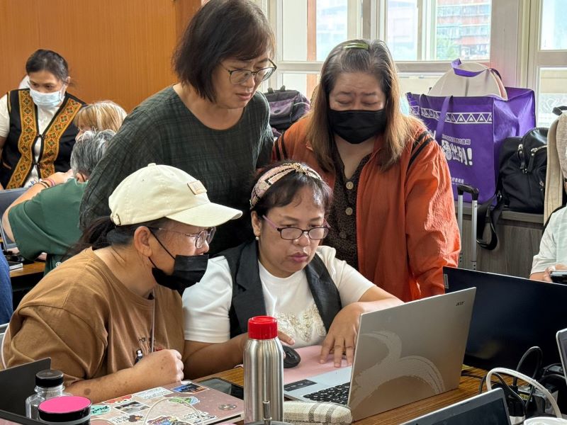 《圖說》泰雅族語專職族Pawzi  Yukih偕同老師一起使用AI共備數位學習課程。〈教育局提供〉