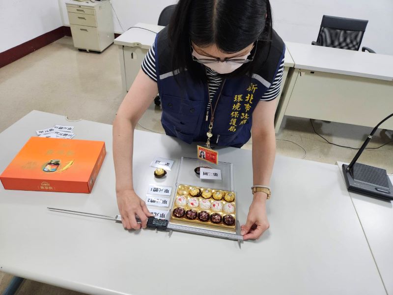 《圖說》資源循環推動法及限制產品過度包裝，管制糕餅、化粧品、酒、加工食品及電腦程式著作光碟等5類產品包裝層數及包裝體積比值。〈環保局提供〉