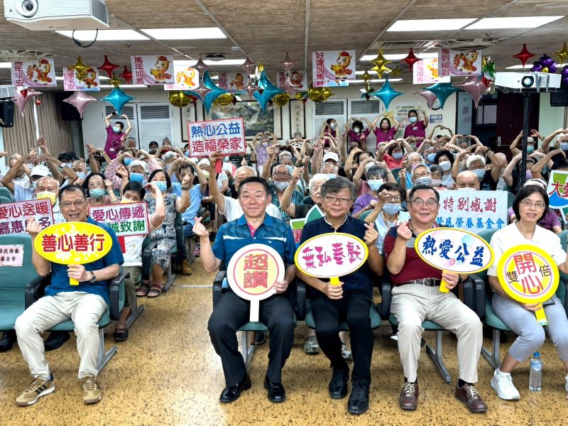 《圖說》八德榮家家主任(右3)與榮民榮眷基金會秘書長(左2)偕同住民長輩開心合影，眾人臉上洋溢燦爛笑容，共同為「大愛永傳．讓善循環」公益活動留下溫馨美好的紀念。〈八德榮家提供〉