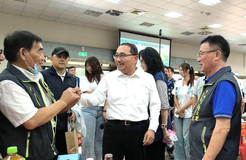 《圖說》侯友宜市長與里長們現場互動熱絡。〈民政局提供〉