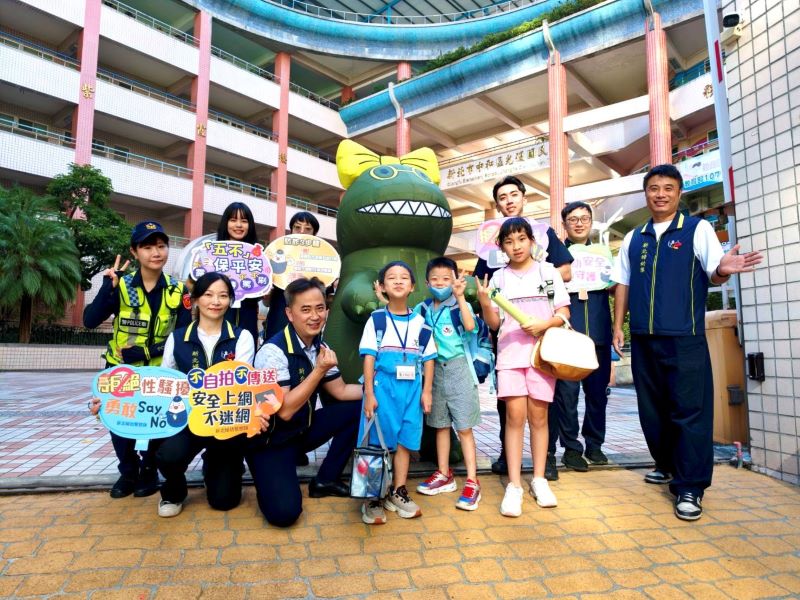 《圖說》婦幼警察隊於光復國小執行護童勤務。〈警察局提供〉