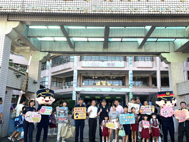《圖說》土城分局於樂利國小執行護童勤務。〈警察局提供〉