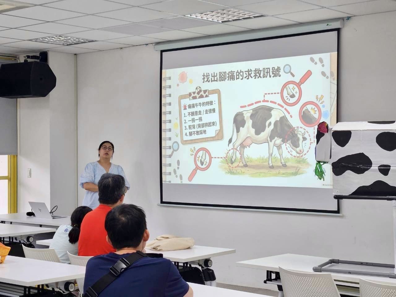 從乳牛的一天認識友善飼養 中市動保處舉辦友善乳牛教育講座
