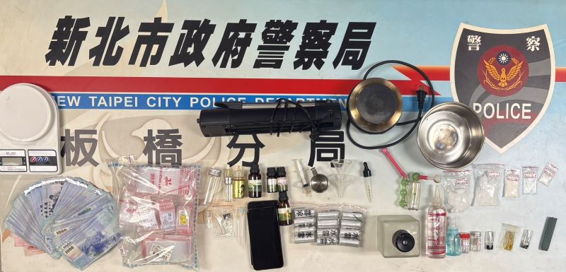《圖說》板橋警現場查獲大批毒品、分裝器具,現場另起獲疑似槍砲彈藥管制物品水雷12顆。〈板橋分局提供〉