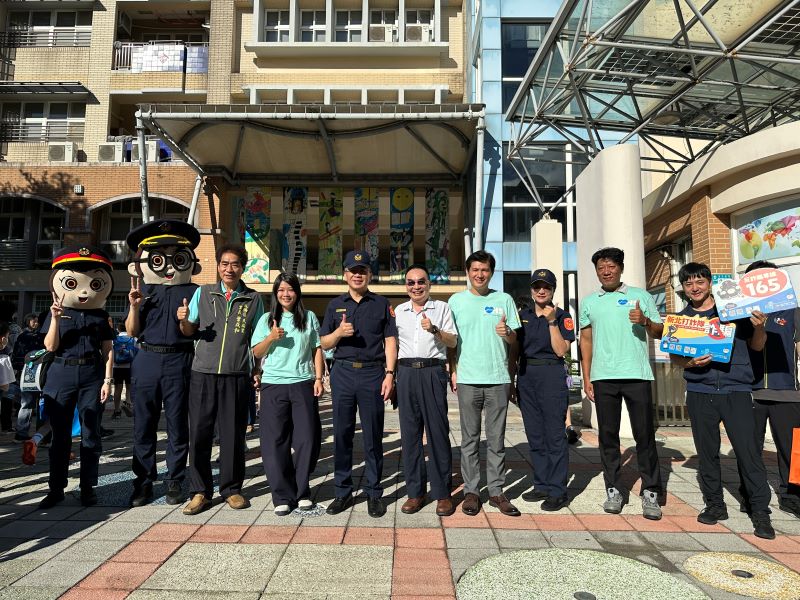 《圖說》海山分局於海山國小執行護童勤務。〈警察局提供〉