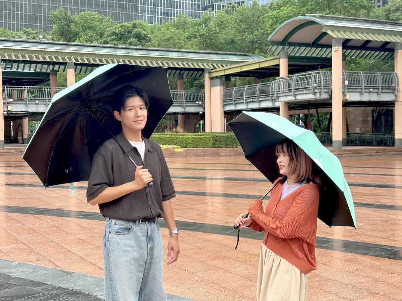 《圖說》民眾可從新北市政府借傘後,於目的地附近的站點歸還,體驗便利生活。〈青年局提供〉