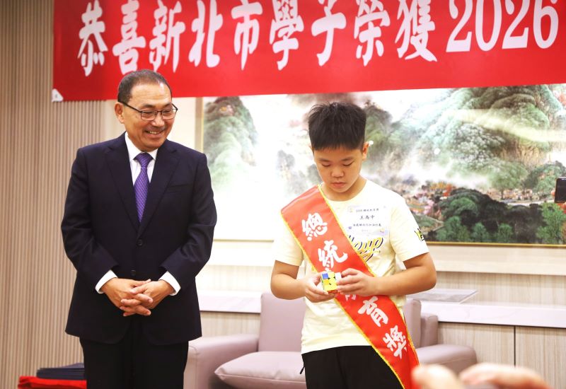 《圖說》成功國小王為中跟市長分享魔術方塊的翻轉人生 迎向光明。〈教育局提供〉