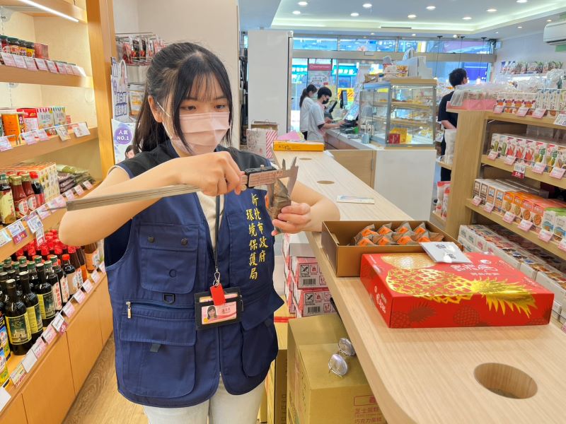 《圖說》民眾選購禮品時應秉持「一多三少」原則：即「內容物多一點，包裝材料、種類和印刷都少一點」。〈環保局提供〉
