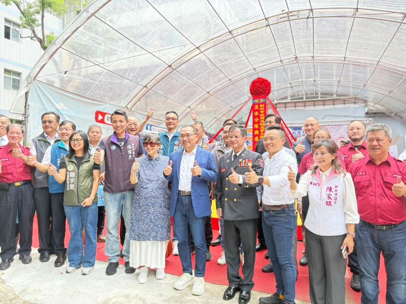 《圖說》淡水分隊動土典禮來賓合照,前排右四消防局長陳崇岳。〈消防局提供〉