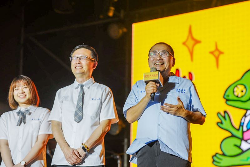 《圖說》新北市首度舉辦「當大人高校祭」,不只是一場演唱會,更把舞臺真正交給年輕人,右起市長侯友宜、教育局長張明文、新聞局長李利貞。〈教育局提供〉
