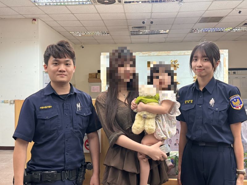 《圖說》女童母親前來派出所領回女兒並感謝員警幫忙,右為警專實習生連梓葳。〈新莊分局提供〉