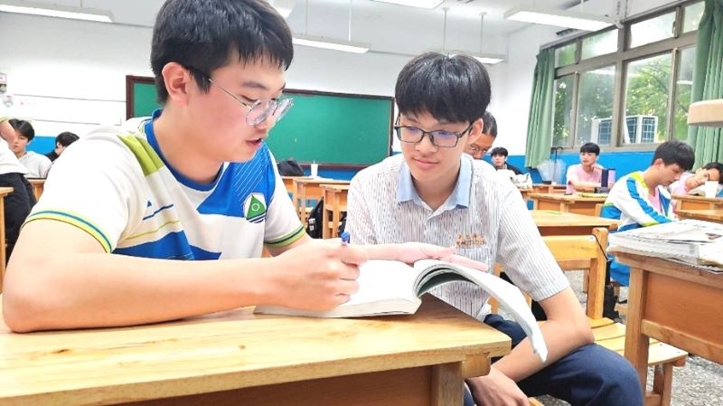 圖說》新北高工電機科陳柏廷(左)錄取國立臺北科技大學電機工程系。〈教育局提供〉